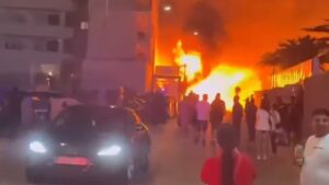 Un voraz incendio calcina tres locales y obliga a desalojar 60 apartamentos en Ibiza
