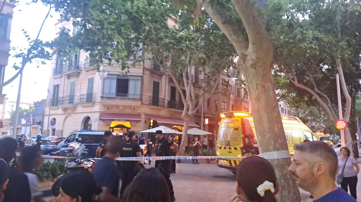 Muere el hombre que se cortó el cuello en un histórico bar del centro de Palma