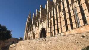 Un hombre muere tras precipitarse desde la muralla de la Catedral de Palma a Ses Voltes