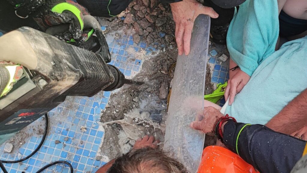 Un niño queda atrapado en el skimmer de una piscina de Can Picafort