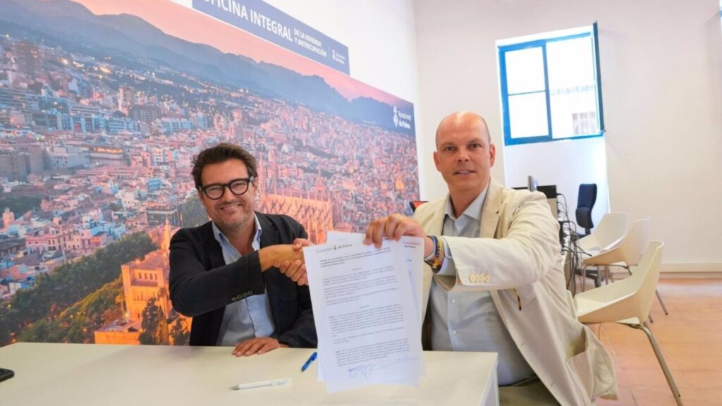 Los administradores de fincas firman el convenio para integrarse en la Oficina Antiocupación de Palma