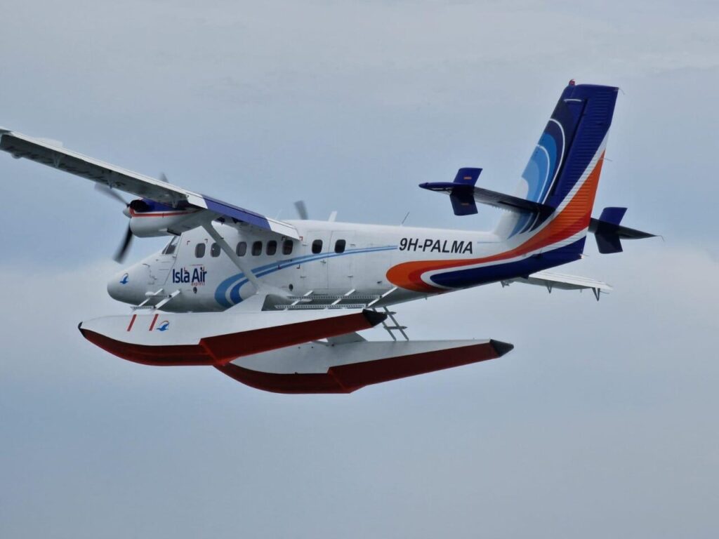 un hidroavión sobrevolando los cielos de baleares