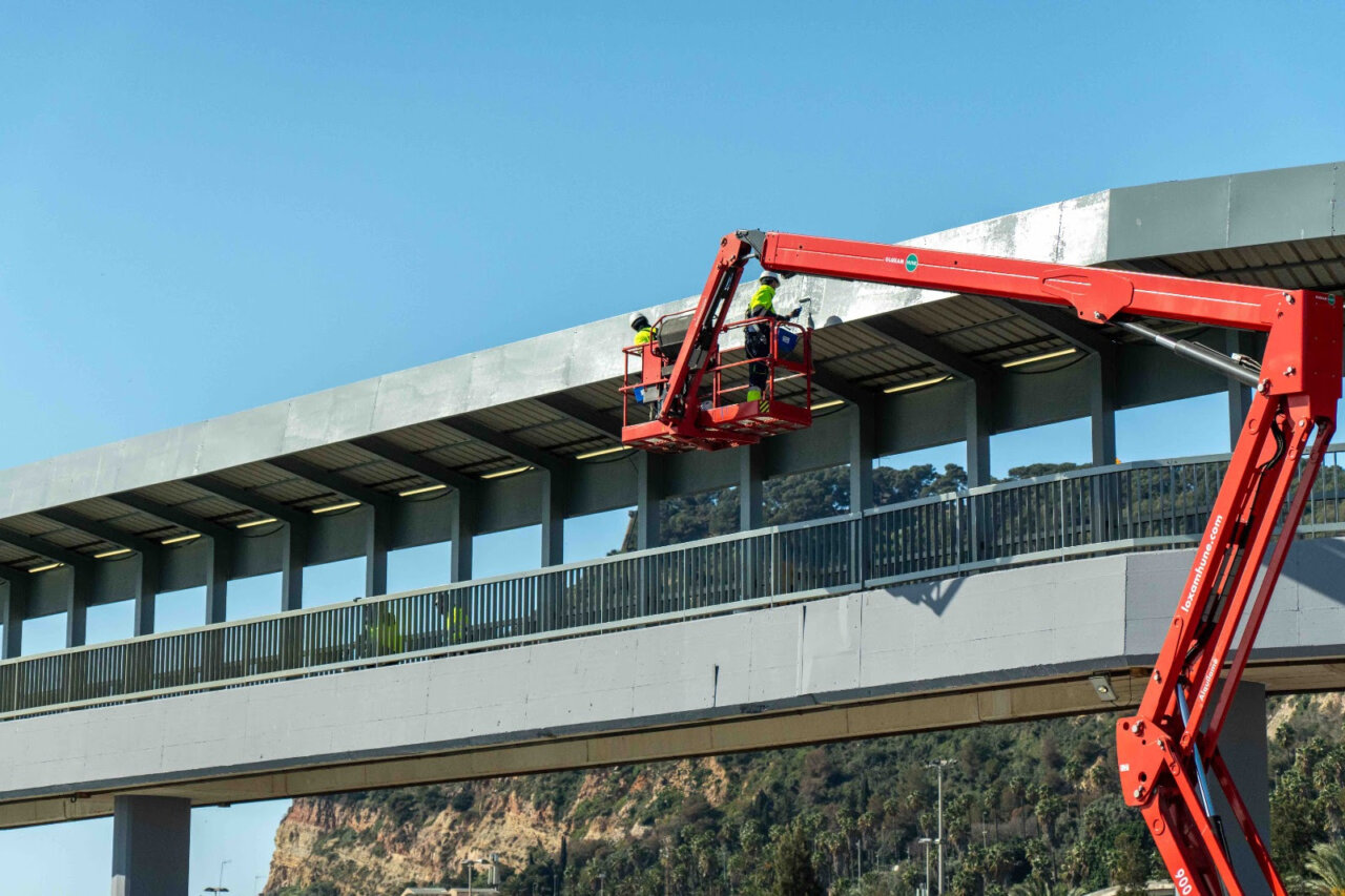 La terminal de Grimaldi en el Puerto de Barcelona ha dado un nuevo paso en su compromiso con la sostenibilidad mediante la aplicación de la innovadora pintura PureTech en el Muelle de San Bertrán.