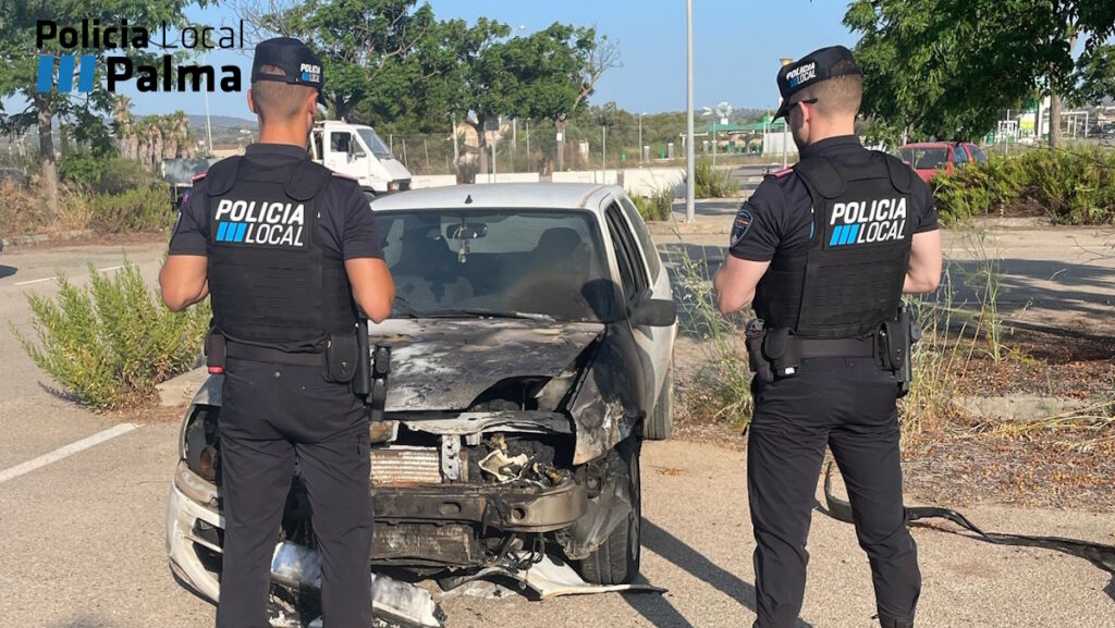 El incendio de un coche en Playa de Palma destapa a una conductora sin carnet ni seguro