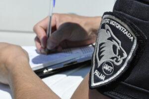 Pol&iacute;cia Local cumplimentando formulario y multa