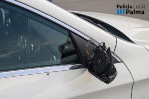 Retrovisor arrancado a patadas