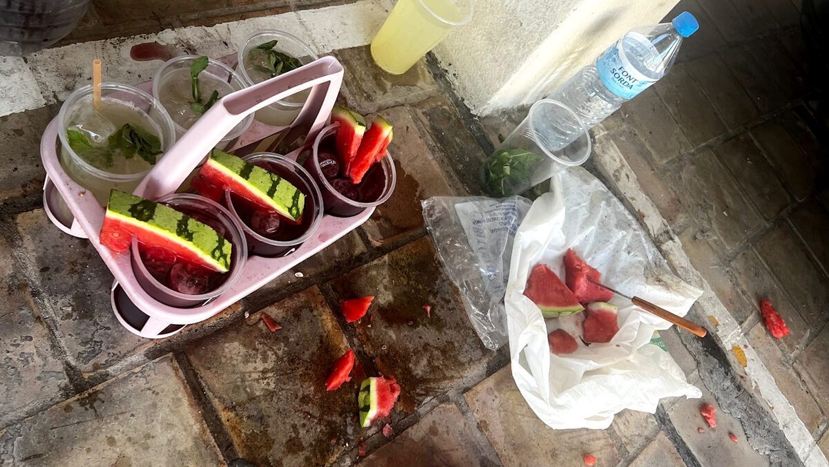 Alerta sanitaria en Playa de Palma: mojitos callejeros preparados en el suelo y sin control higiénico