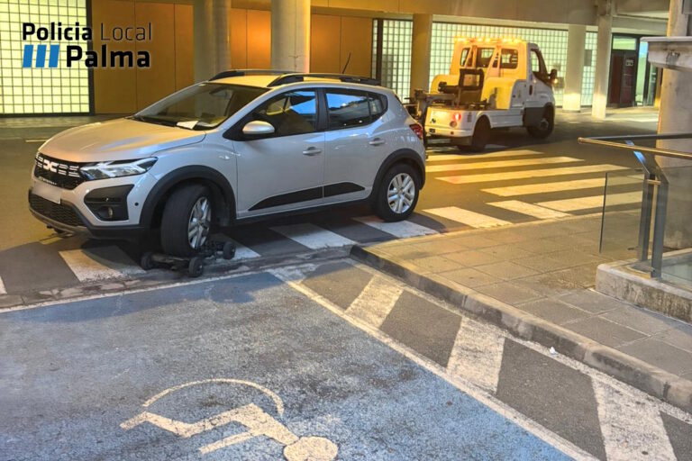 Vehículo retirado en Son Espases y uso indebido de tarjeta PMR