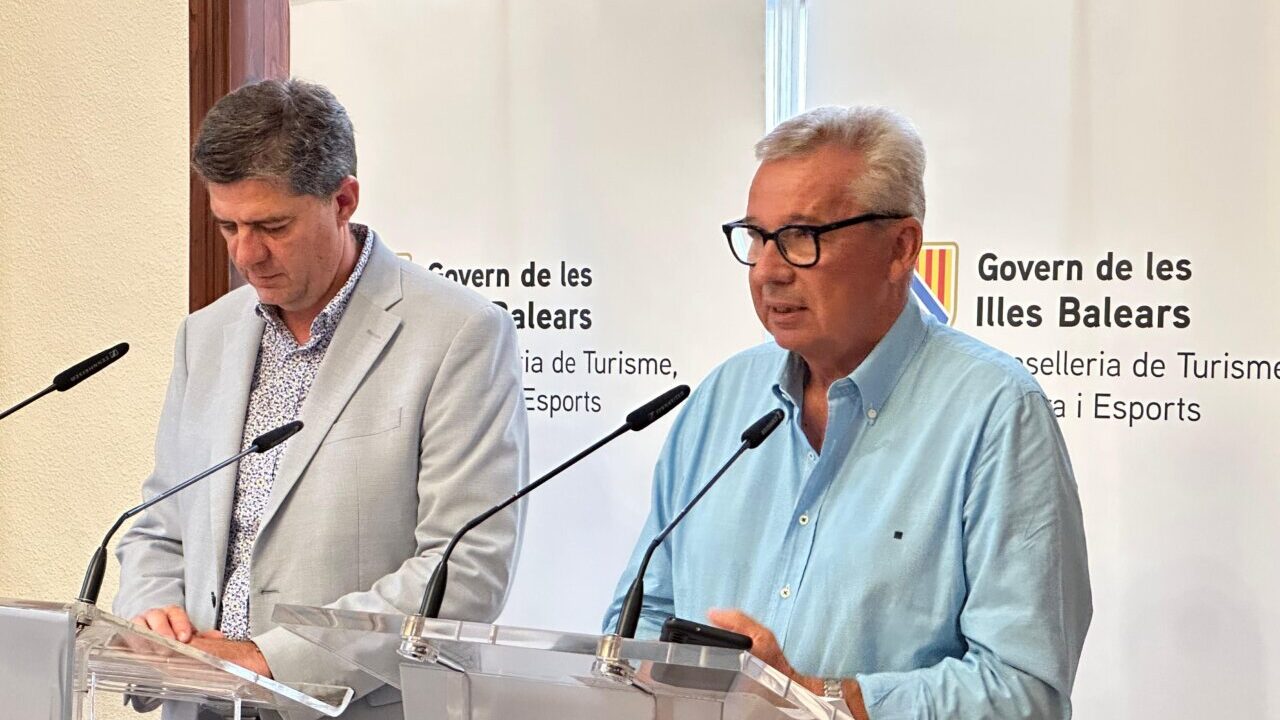 El conseller de Turismo, Cultura y Deporte, Jaume Bauzà, y el director general de Turismo, Josep Aloy, en rueda de prensa - CAIB