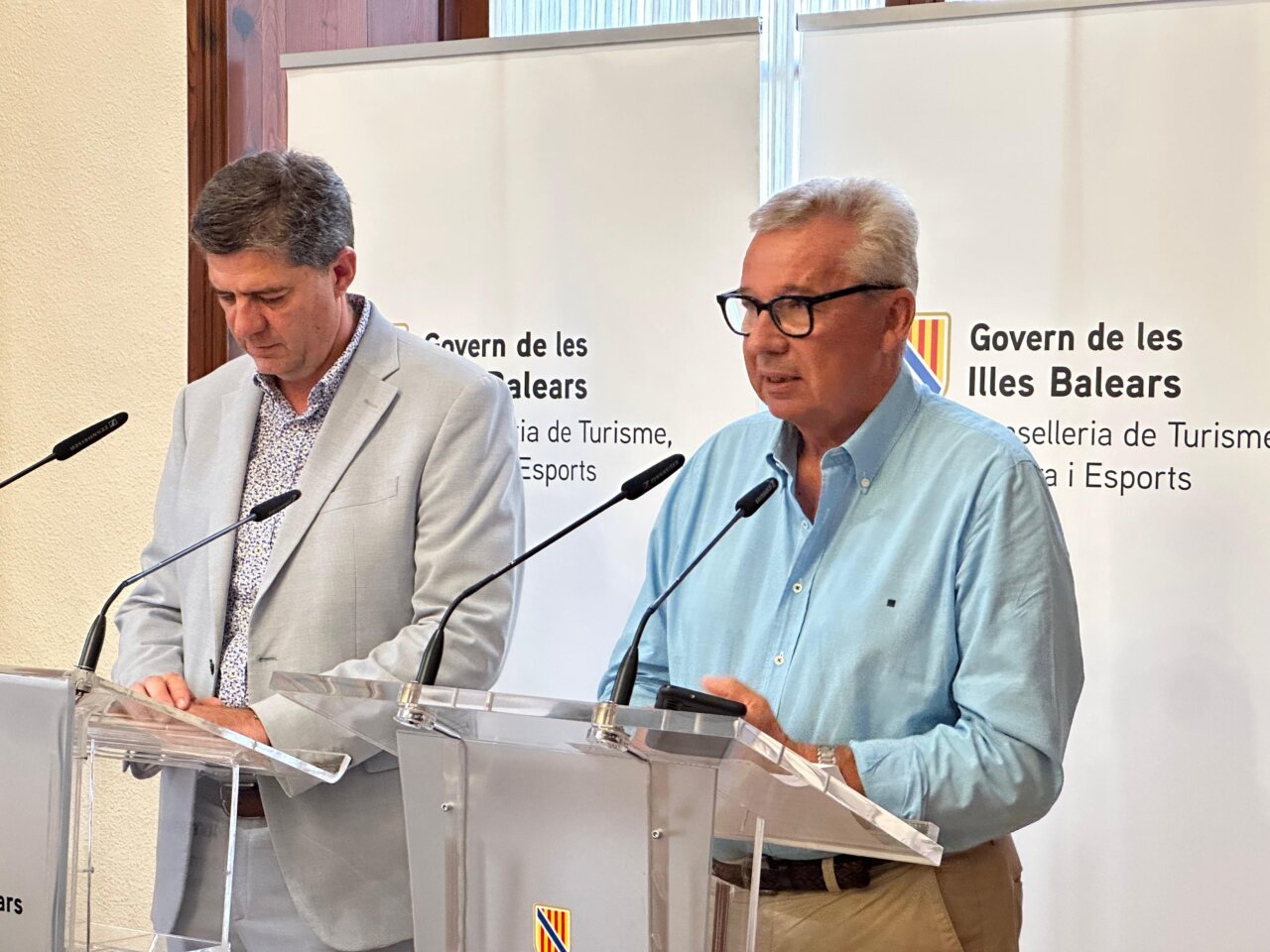 El conseller de Turismo, Cultura y Deporte, Jaume Bauzà, y el director general de Turismo, Josep Aloy, en rueda de prensa - CAIB