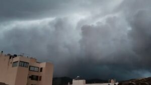 Tormentas intensas sorprenden a primera hora en Mallorca con rayos y lluvias torrenciales