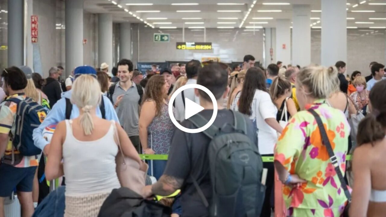 Una grave inundación anega la Terminal A del aeropuerto de Palma