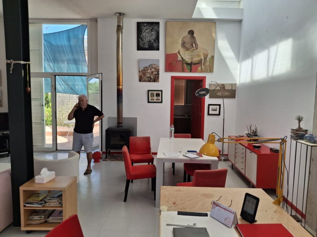 Ángel San Martí habla por teléfono mientras pasea por su taller