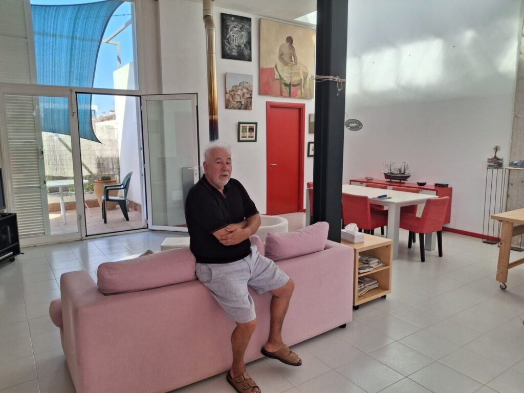 Ángel San Martí posa en el salón de su casa