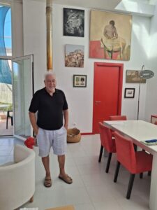 Ángel San Martí posa en su casa