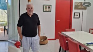 &Aacute;ngel San Mart&iacute; posa en su casa