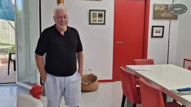 Ángel San Martí posa en su casa