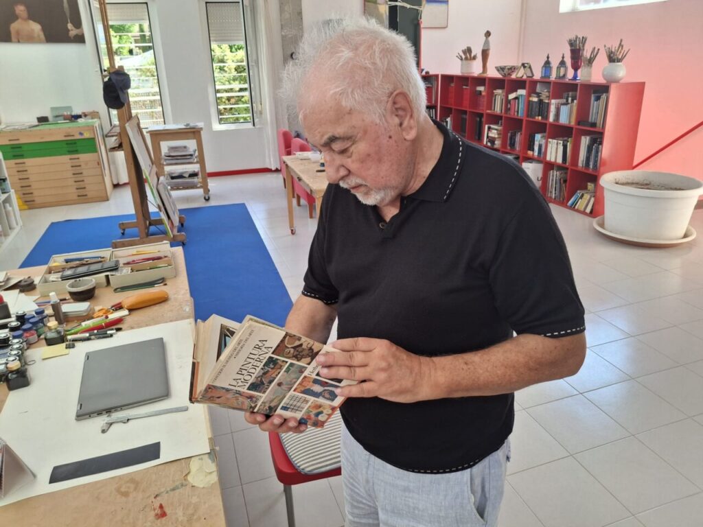 Ángel San Martí trabajando en su taller
