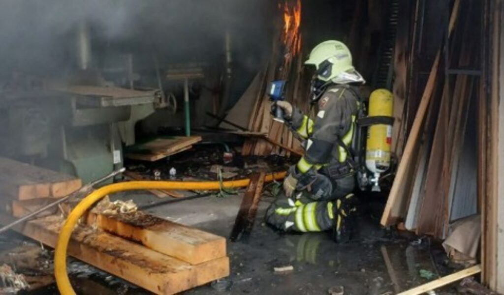 Bomberos Incendio carpintería