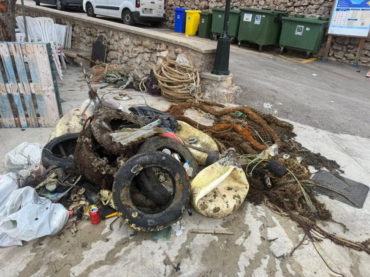 Retiran más de media tonelada de residuos del fondo marino de Cala Figuera en el marco las Festes del Carme
