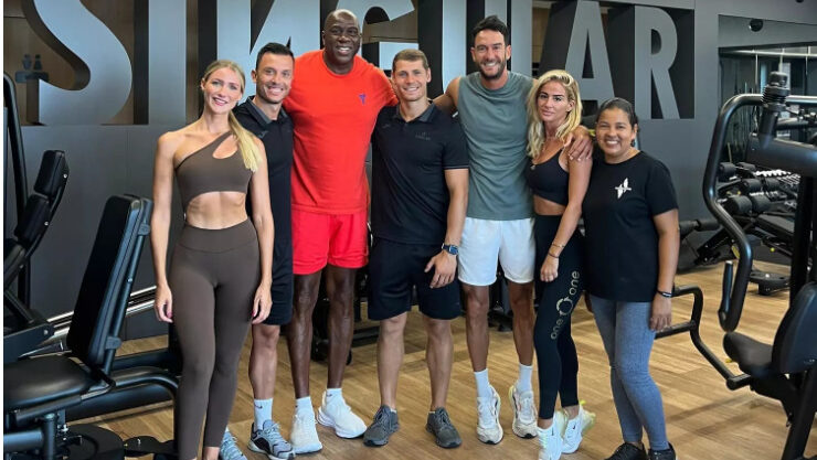 Magic Johnson posa con trabajadores y clientes en el Singular Fitness de Puerto Portals. / Singular Fitness