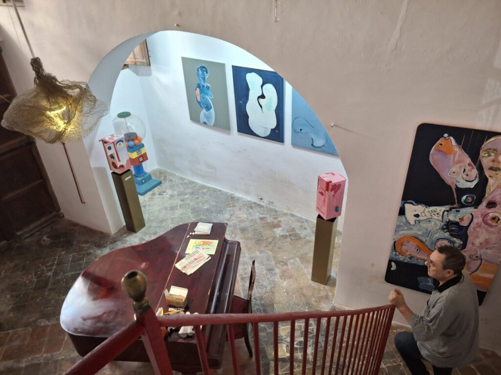 Carlos Penas baja junto a su piano Carlos Penas baja junto a su piano