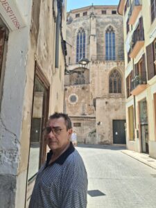 Carlos Penas posa antes de entrar en su taller Carlos Penas posa antes de entrar en su taller