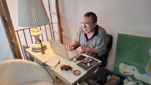 Carlos Penas trabajando en su taller