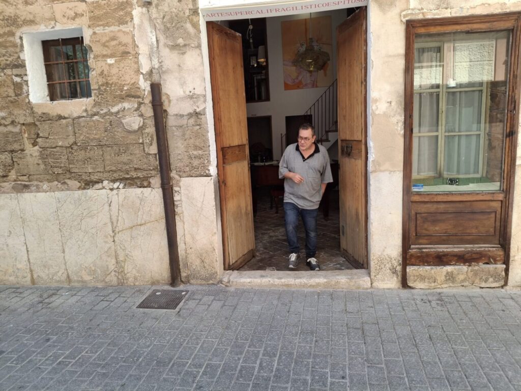 Carlos penas saliendo de su taller Carlos penas saliendo de su taller