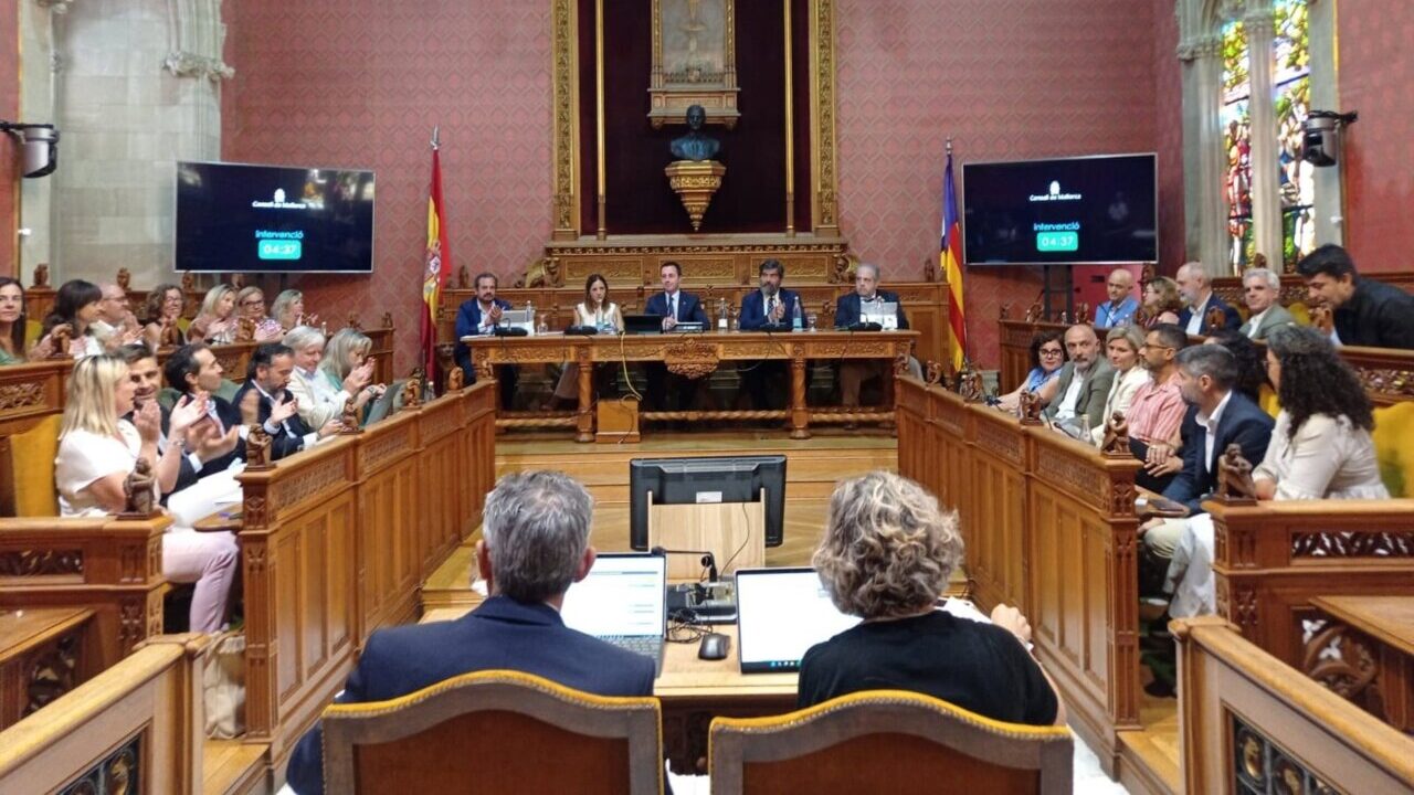 Cruce de reproches en el Consell tras aprobarse 291 propuestas del debate de política general