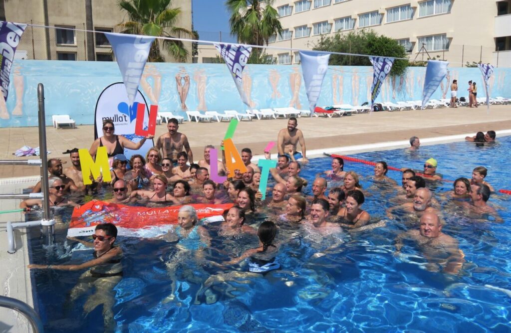 Acto central de 'Mójate por la esclerosis múltiple' en las piscinas del Mateu Cañellas de Inca