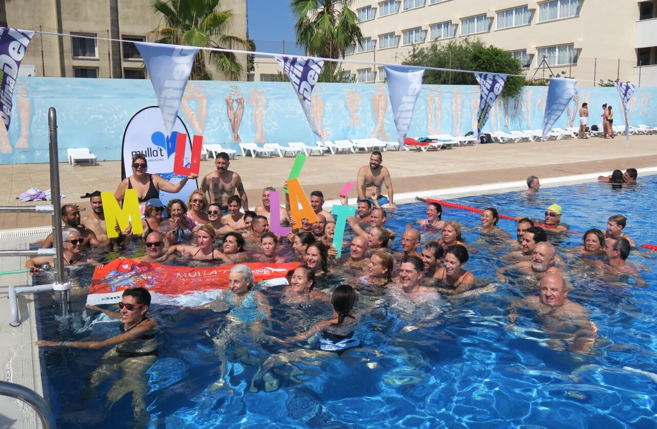 Acto central de 'Mójate por la esclerosis múltiple' en las piscinas del Mateu Cañellas de Inca