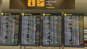 Las tormentas obligan a cancelar y desviar vuelos en el aeropuerto de Palma
