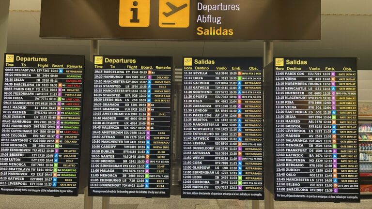 Las tormentas obligan a cancelar y desviar vuelos en el aeropuerto de Palma