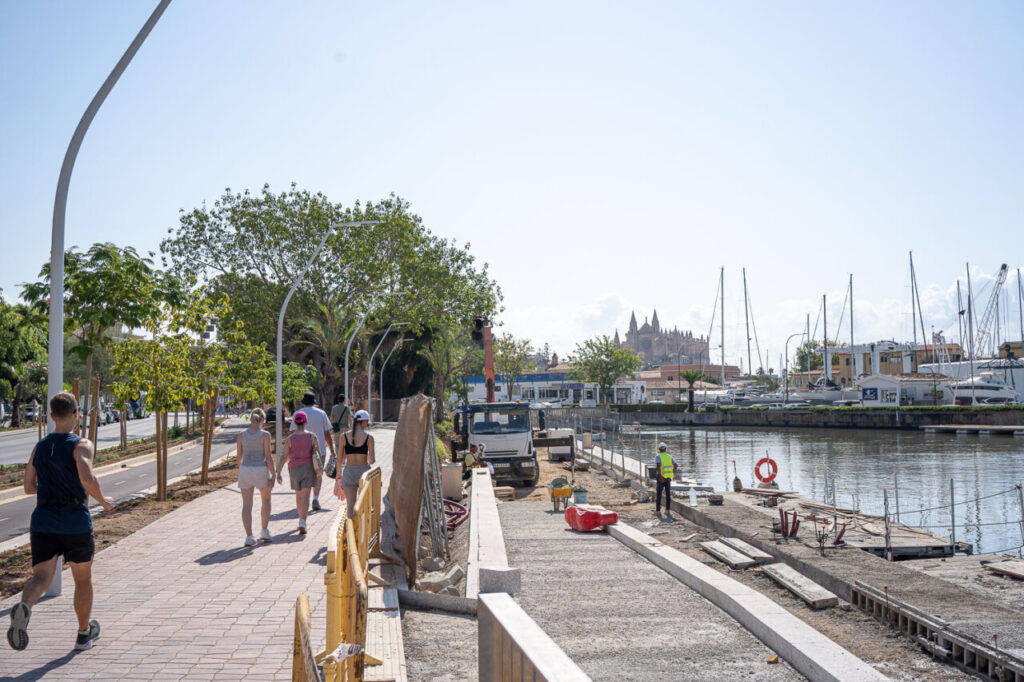 Obras Paseo Maritimo con turistas Obras Paseo Maritimo con turistas