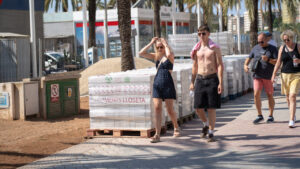 Obras Paseo Maritimo con turistas