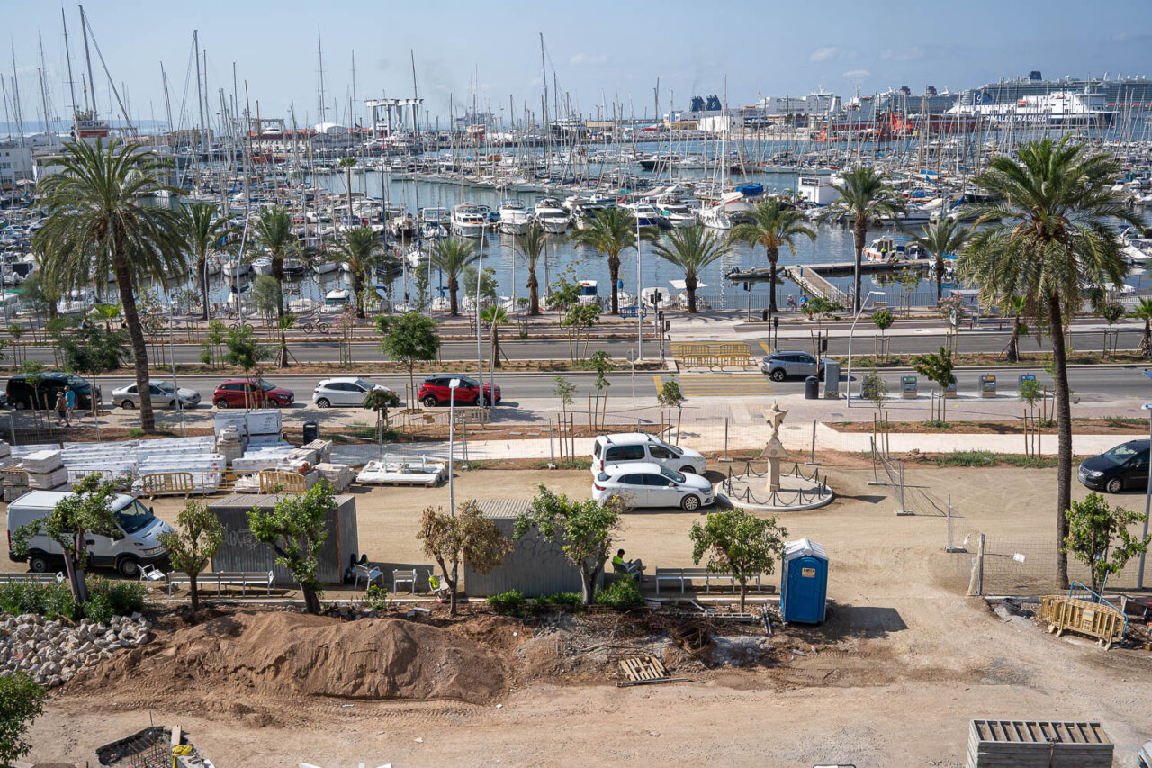 Obras Paseo Maritimo con turistas
