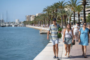 Obras Paseo Maritimo con turistas