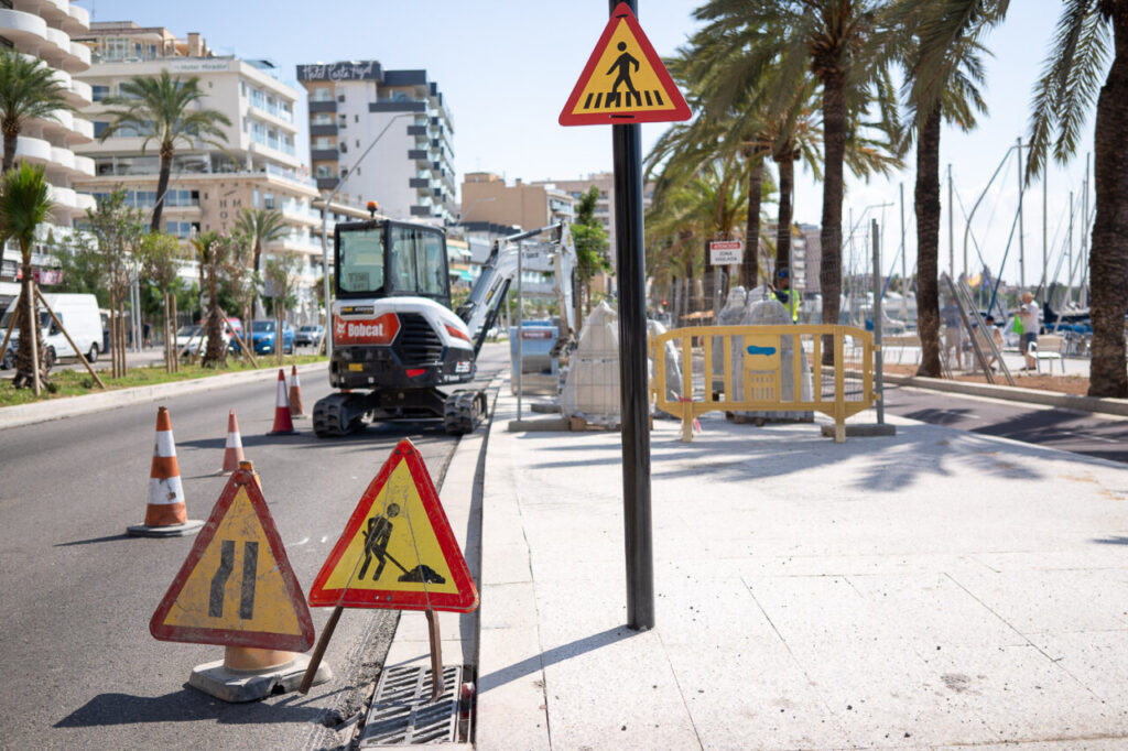Obras Paseo Maritimo con turistas