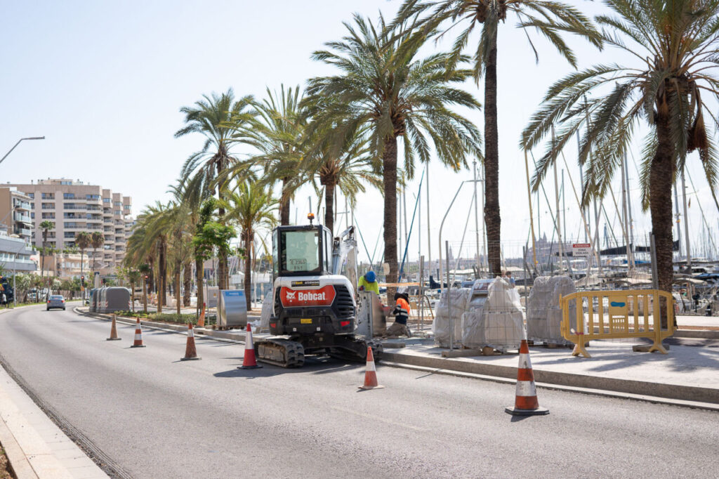Obras Paseo Maritimo con turistas