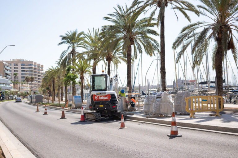 Obras Paseo Maritimo con turistas