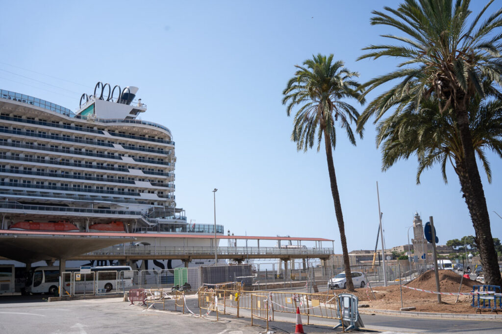 Obras Paseo Maritimo con turistas
