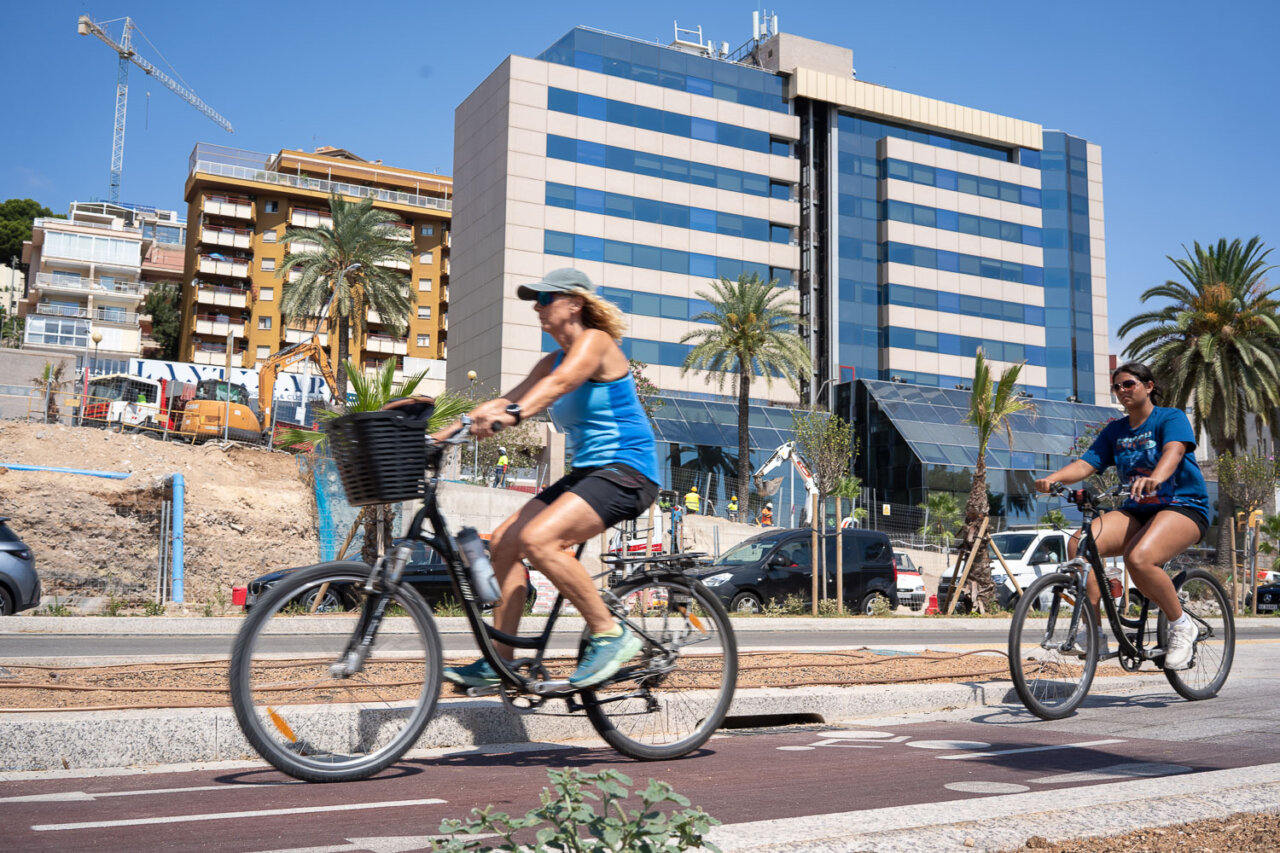 Obras Paseo Maritimo con turistas