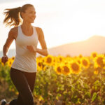Persona corriendo por un campo de girasoles
