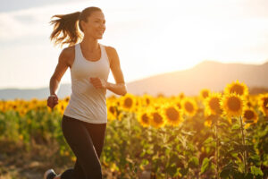 Persona corriendo por un campo de girasoles