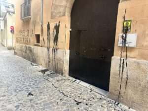 Pintadas Arr&aacute;n puerta fachada Turismo