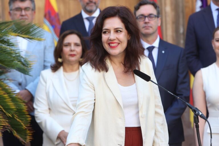 Sandra Fernández toma posesión de su cargo