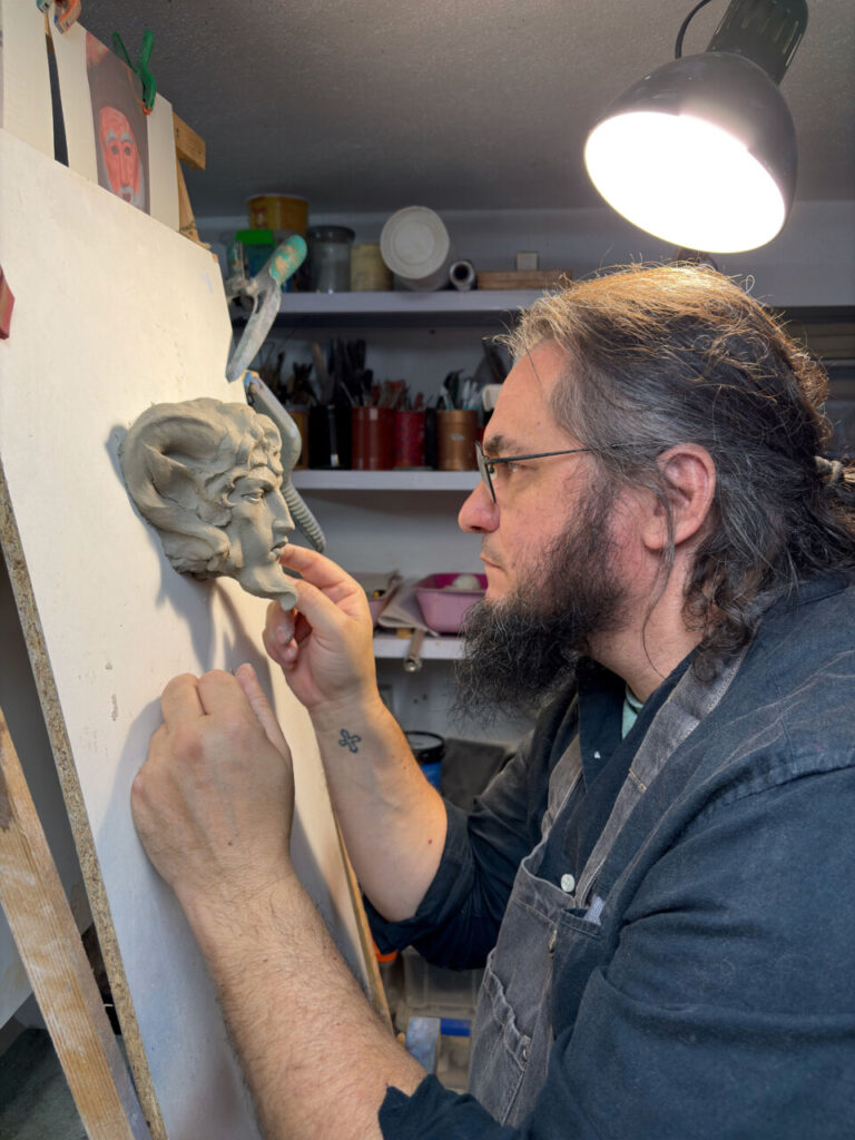 Tomás Barceló trabajando