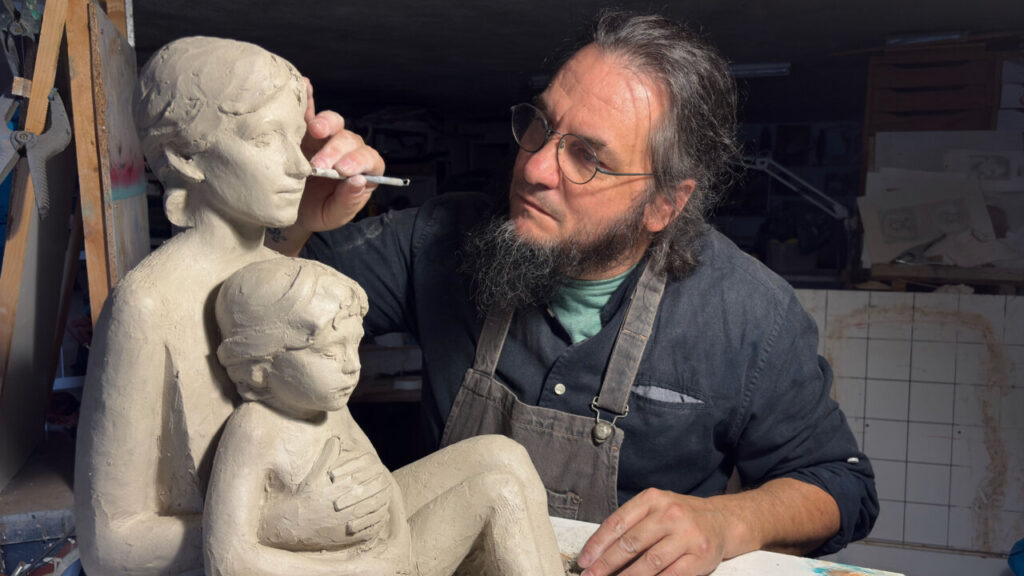 Tomás Barceló trabajando en una de sus piezas