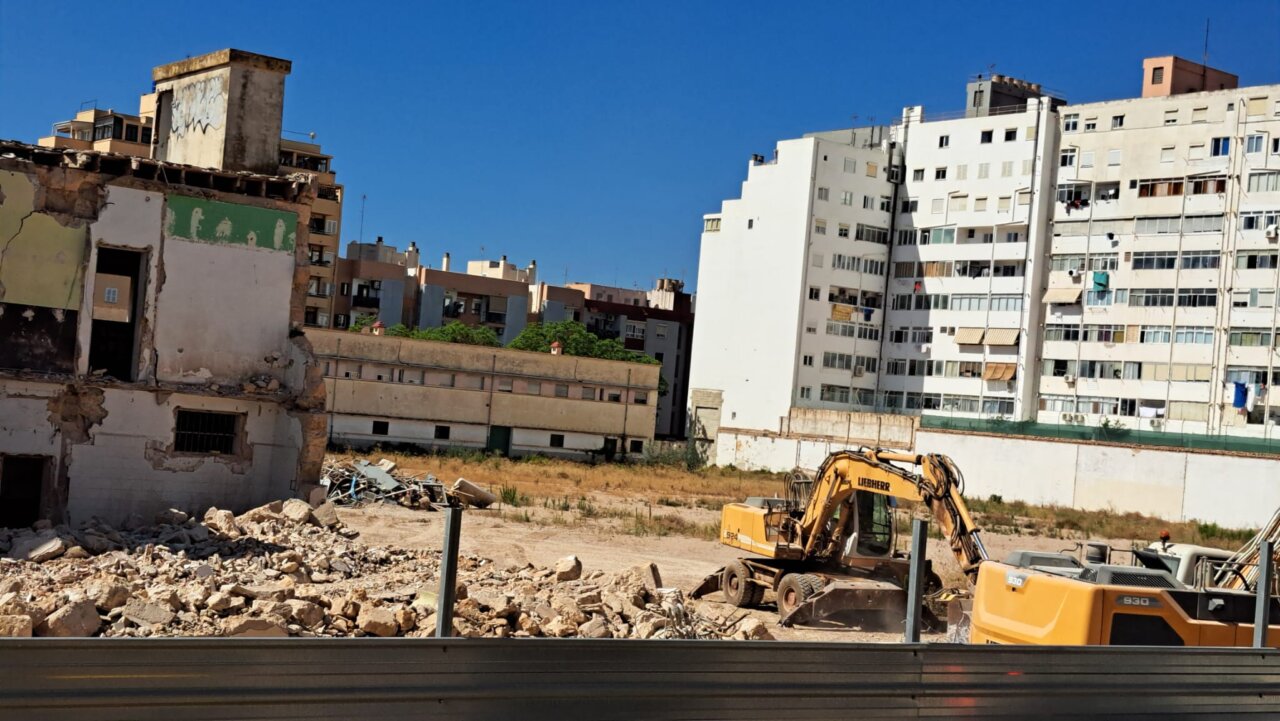 Las máquinas entran en Son Simonet: arranca el derribo para levantar 200 viviendas